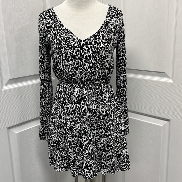 Abercrombie & Fitch Tops - Abercrombie & Fitch XS Black & White Tunic Top